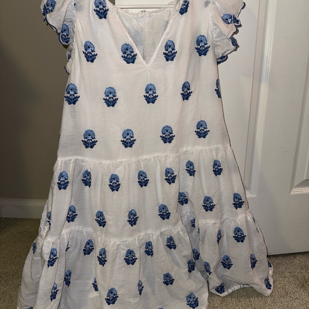 Elegant White and Blue Floral Casual Dress